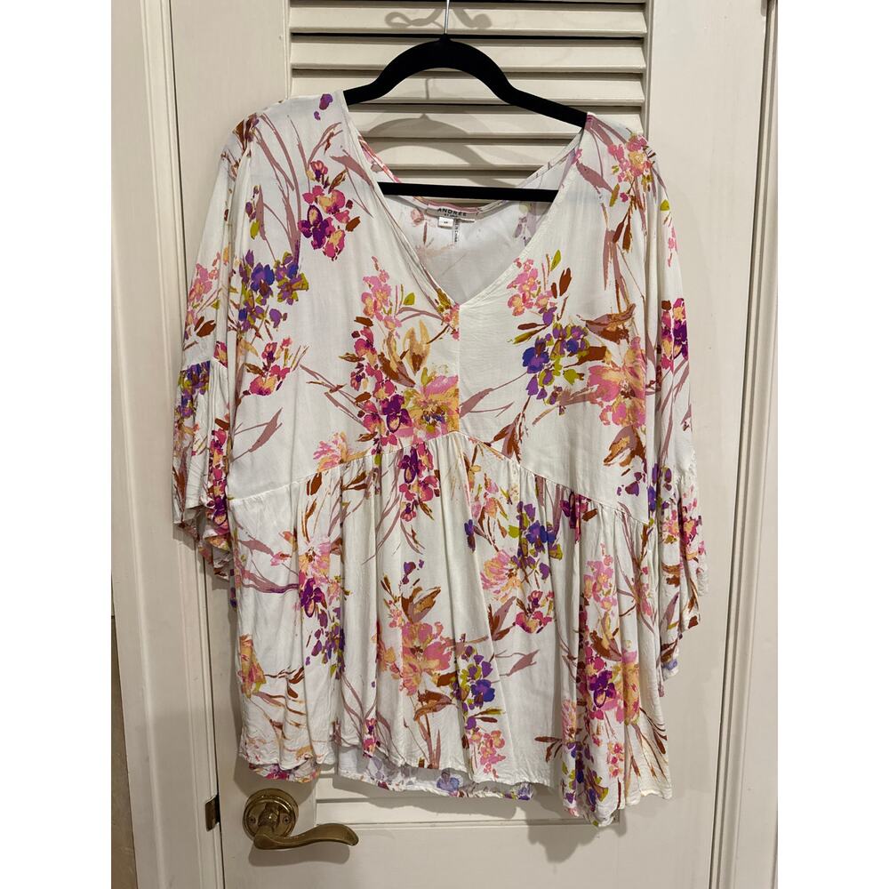 (Boutique) Andre by Unit Floral Blouse with Flowy Sleeves
Worn once 
Size 1X